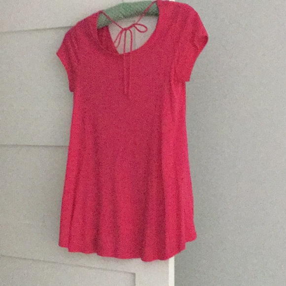 Cute pink top with bow detail in back - Picture 2 of 3